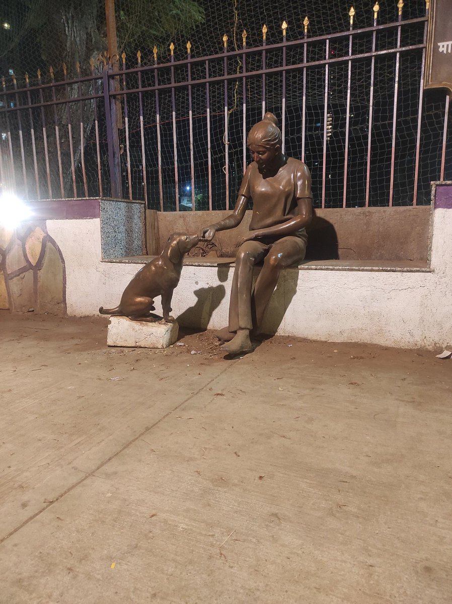 SThreadstar's tweet image. Strolling through the streets of Matunga, Mumbai I stumbled upon a touching scene—a beautiful lady tenderly caring for her dog, immortalized in statue.
#unconditionallove