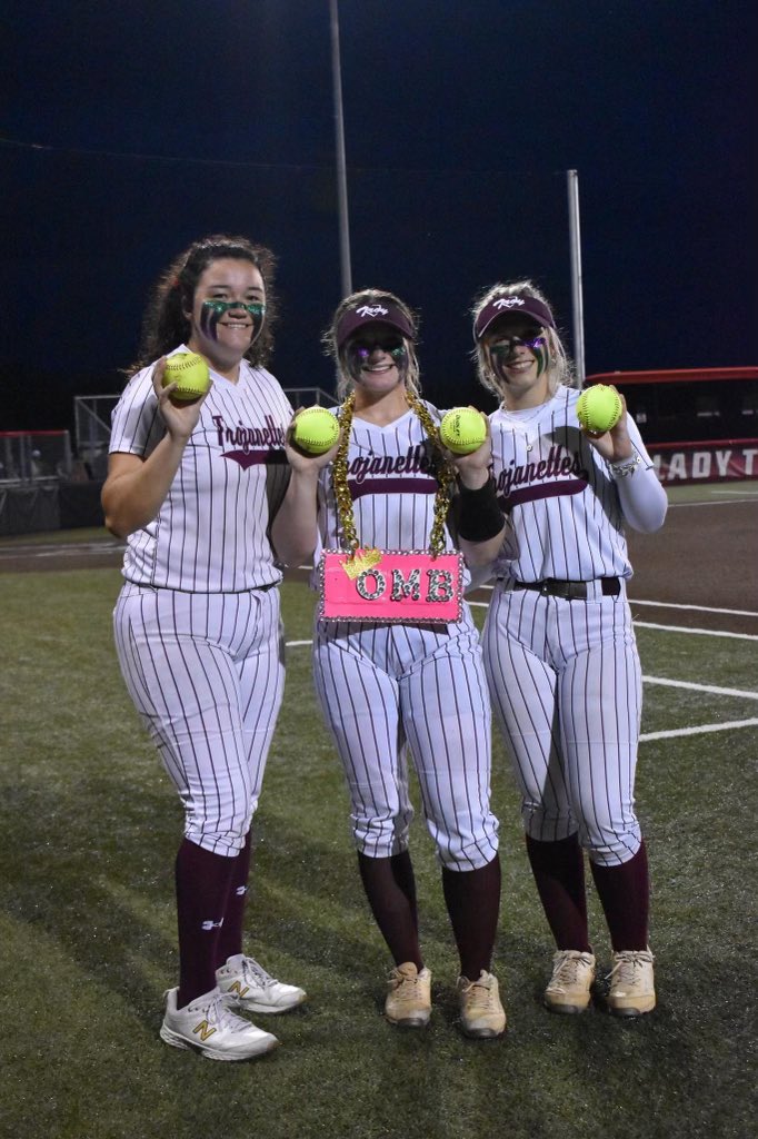 troysoftball1's tweet photo. AREA CHAMPS🤩 Trojanettes took the win against Malakoff (10-0) Miah (1), Jae Jae(2) &amp; Kylee(1) each hit 💣!! Birthday girl got a no-hitter tonight! Great team win tonight!!! Round 3 info will be posted soon! #weoverme #womenoftroy @TXPrepSoftball https://t.co/e1A6NbwBBR
