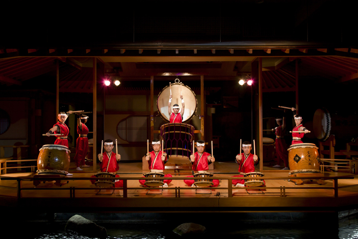 本日はホテル鐘山苑の太鼓をご紹介します。
昭和５５年（1980年）から従業員だけの太鼓演奏を毎日開催しています。鐘山苑の名物、おもてなしの一つです。日々最高のパフォーマンスを目指して一期一会で心を込めて奏でています。
#鐘山苑　＃富士吉田　#富士山 #kaneyamaen ＃fujiyoshida #mtfuji