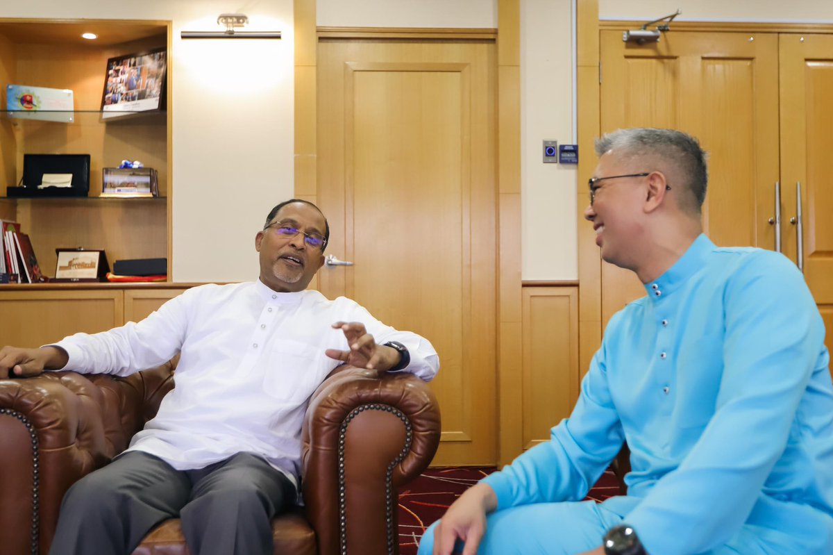 Selepas solat Jumaat, saya curi masa berjumpa Setiausaha Barisan Nasional, YB Dato’ Seri Dr Zambry merangkap Menteri Pengajian Tinggi di pejabat beliau di PWTC. Selalu di kabinet kami bincang hal negara, hari ini kami bincang soal pemerkasaan Barisan Nasional bukan sahaja di…