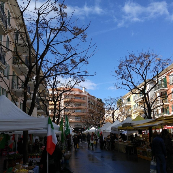 Le marché italien à #CagnessurMer se tient régulièrement le 1er samedi du mois de quoi faire voyager les visiteurs à travers le goût italien. charcuterie, fromage, et bien plus. cagnes-sur-mer.info/index.php/cagn…