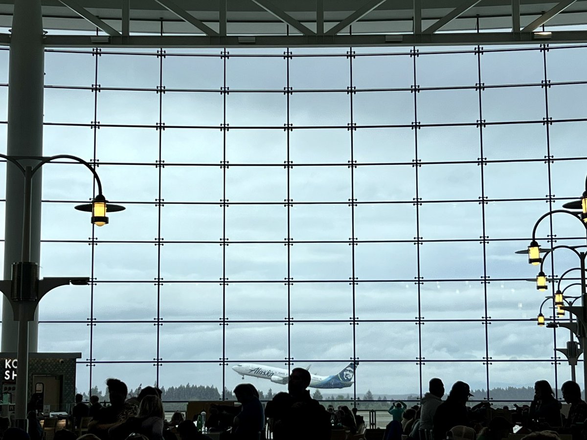 【旅の記録】シアトル・タコマ空港では、アラスカ航空の機体をたくさんみることができます。 #シアトル #タコマ空港 #アラスカ航空 #ワンワールド #Seattle #Tacoma #SeaTac #Airport #AlaskaAirlines #oneworld