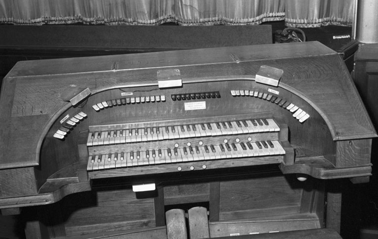 🎞️ #CinemaArchives The Astoria Cinema in Corstorphine, Edinburgh 1972 🎹 Organist Gordon Lucas, seen with the 2/4 Ingram organ which had 2 Manuals/keyboards & 4 Ranks /voices or sets of pipes in 1975 📽️ Opened 1930 Closed 1974 Demolished 1976 ow.ly/qUP150RqKKo