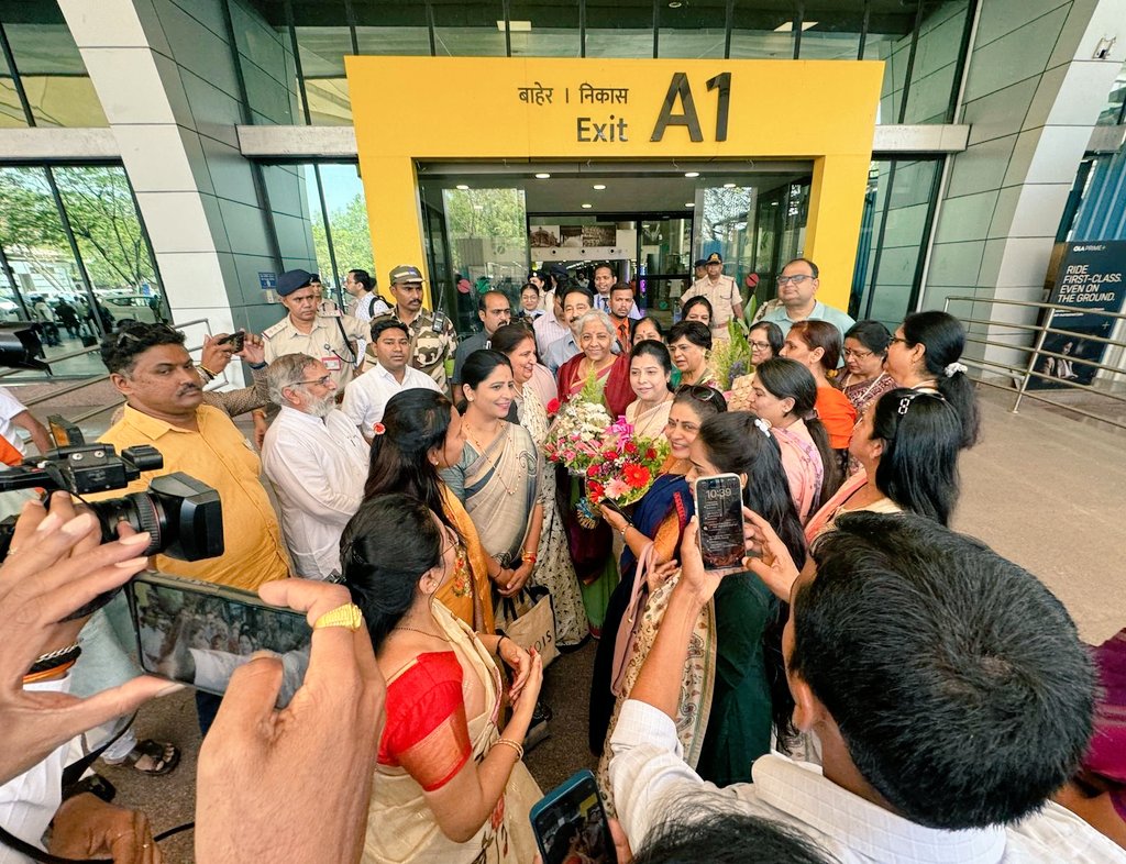 Smt @nsitharaman was accorded a warm welcome by @BJP4Maharashtra Mahila Karyakartas upon her arrival at the Pune International Airport.