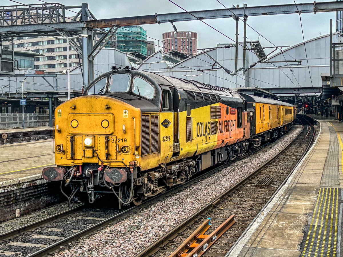 37219 ‘Jonty Jarvis’ awaits the signal in platform 9 at Leeds with 1Q67, Goole Up Goods Loop to Holgate Sidings. Quite a long and torturous route, leaving Goole at 2349, and arriving in Holgate at 0755! 
#Class37 #Tractor #ColasRailfreight #LeedsCityStation