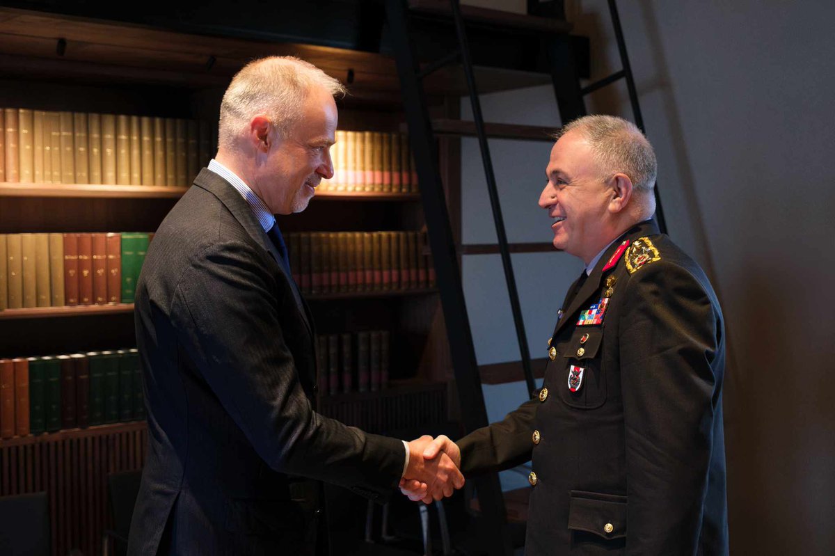 Peace also requires #reliable partners. 🕊️ #Hungary and #Turkey can count on each other. 🇹🇷🤝🇭🇺 We will further #strengthen the potential of our defence #cooperation. 🪖 Great discussions with GEN METIN #GÜRAK Commander of the #TAF.