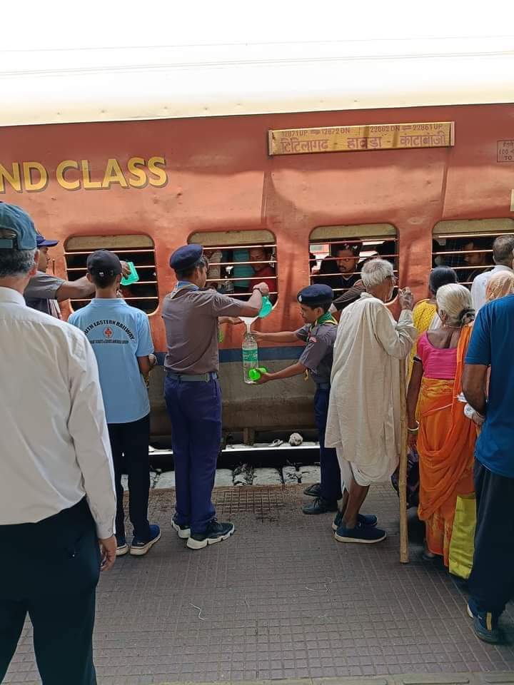 Scout boys distributing glucose water to the passengers of long distance trains to bring some relief in this extreme weather #ser #indianrailways