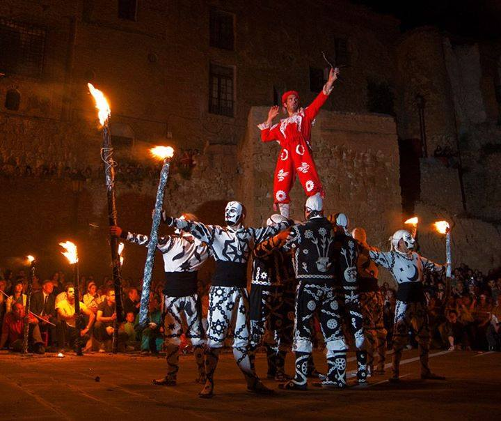 gozARTE's tweet photo. NOS VAMOS DE #EXCURSIÓN - LA #CONTRADANZA DE #CETINA (domingo19 de mayo)
Cada 19 de mayo se celebra en Cetina la fiesta de San Juan Lorenzo, hijo del pueblo que murió martirizado en Granada allá por 1397. Esa noche, a la luz de la luna y las antorchas, tiene lugar en Cetina una de las tradiciones más espectaculares de Aragón: nueve hombres jóvenes, uno de ellos representando al diablo, bailan la Contradanza.
Al pie del castillo de Cetina (donde en 1634 se casó Quevedo) se reúne todo el pueblo para ver cómo los contradanceros, auténticos acróbatas, ejecutan las complicadas mudanzas, las increíbles figuras con nombres tan evocadores como “la media araña”, “el dios de las aguas”, “la campana por alto”… mientras suena una melodía repetitiva y monótona que nos hace viajar a otros tiempos y un mundo casi mágico.
¿Os apetece descubrirlo con nosotros? Pues no os podéis perder la excursión que hemos preparado. Si queréis toda la información o reservar entrad en https://t.co/5mLdZsHHJR