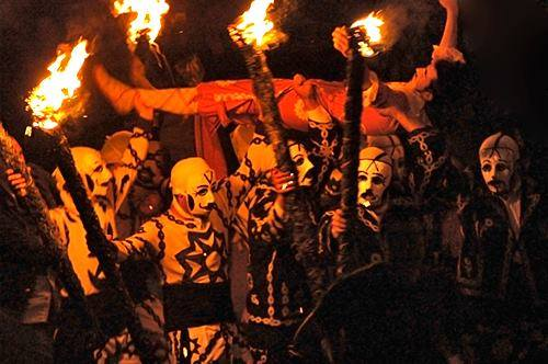 gozARTE's tweet photo. NOS VAMOS DE #EXCURSIÓN - LA #CONTRADANZA DE #CETINA (domingo19 de mayo)
Cada 19 de mayo se celebra en Cetina la fiesta de San Juan Lorenzo, hijo del pueblo que murió martirizado en Granada allá por 1397. Esa noche, a la luz de la luna y las antorchas, tiene lugar en Cetina una de las tradiciones más espectaculares de Aragón: nueve hombres jóvenes, uno de ellos representando al diablo, bailan la Contradanza.
Al pie del castillo de Cetina (donde en 1634 se casó Quevedo) se reúne todo el pueblo para ver cómo los contradanceros, auténticos acróbatas, ejecutan las complicadas mudanzas, las increíbles figuras con nombres tan evocadores como “la media araña”, “el dios de las aguas”, “la campana por alto”… mientras suena una melodía repetitiva y monótona que nos hace viajar a otros tiempos y un mundo casi mágico.
¿Os apetece descubrirlo con nosotros? Pues no os podéis perder la excursión que hemos preparado. Si queréis toda la información o reservar entrad en https://t.co/5mLdZsHHJR