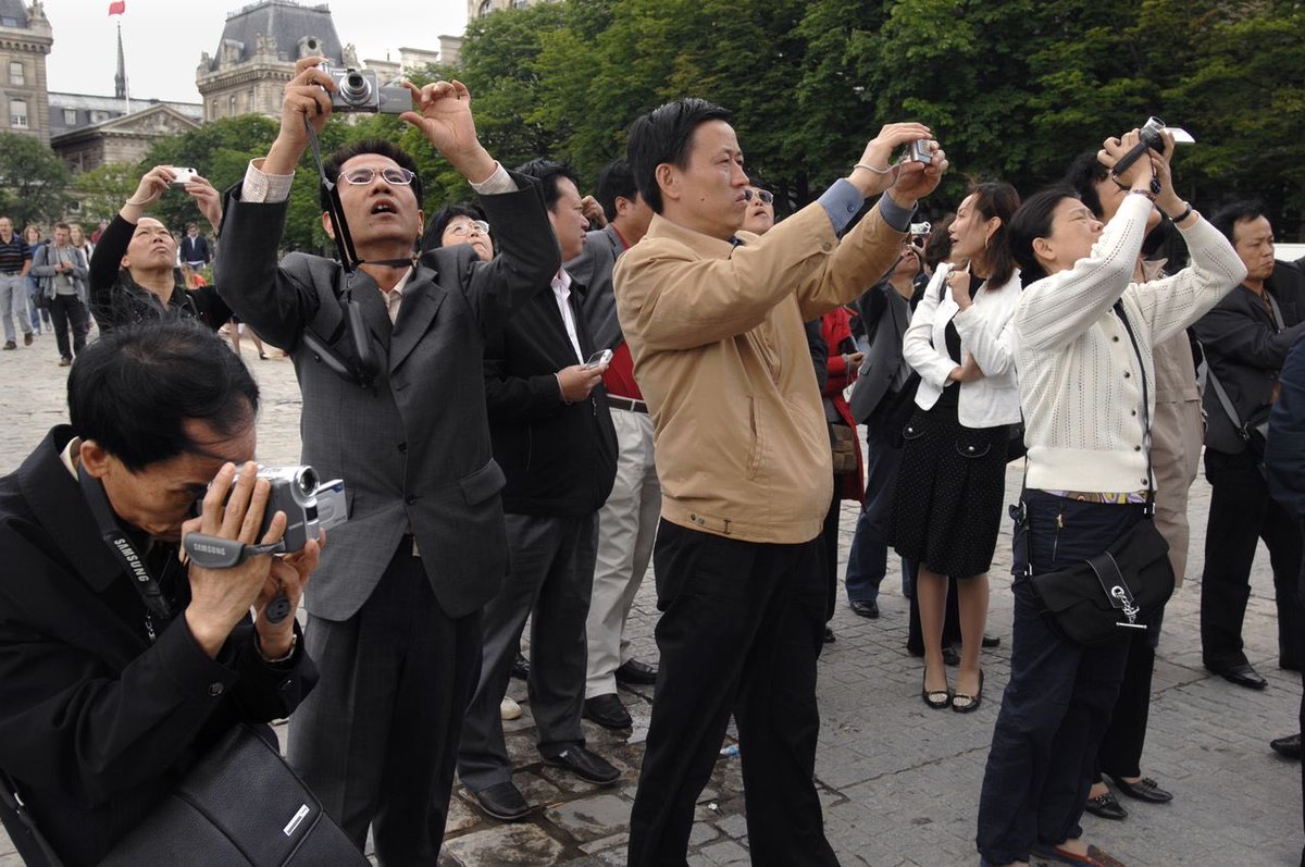 Zo, weer terug uit Parijs. Uiteraard erg mooie stad👌🏻, veel te veel om te zien. 
Een zeer diverse stad ook met allerlei culturen door elkaar. Ja, PVV’ers: “omvolkt” dus😬
Er wonen ook erg veel Japanners. Gek genoeg maakten zij erg veel foto’s.