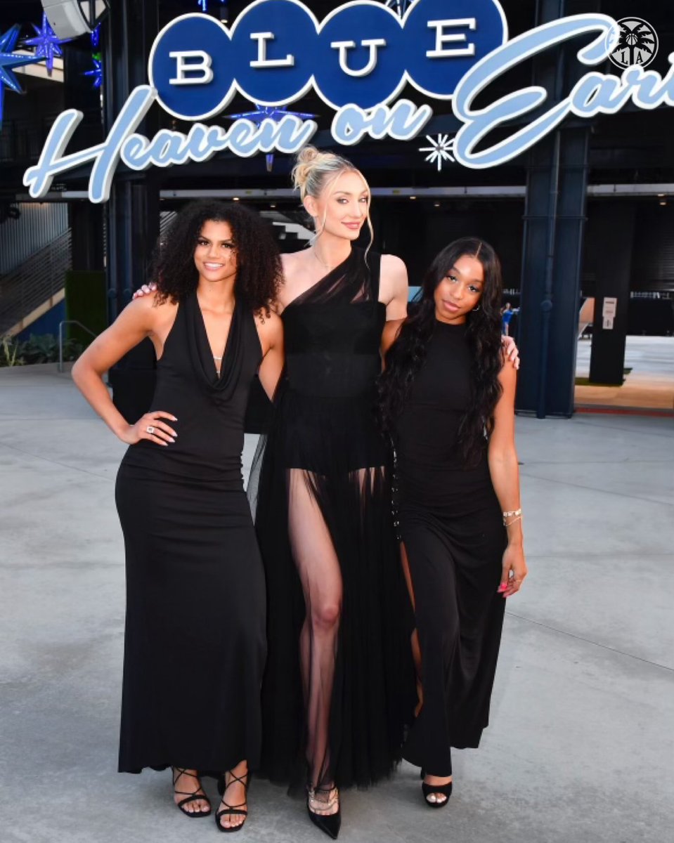 A night out at Dodger Stadium last night. #LADFGala 

@Raehoops  x @cameronbrink22 x @Lexiebrown