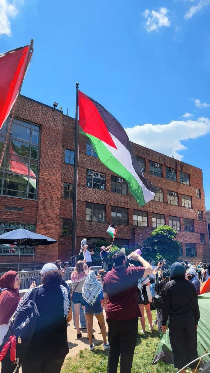 Mahasiswa di Universitas George Washington di Washington D.C. mengibarkan bendera Palestina secara besar-besaran di tengah-tengah kampus, ketika mereka melanjutkan aksi menuntut divestasi dari penjajah Israel atas tragedi yang sedang berlangsung di Gaza. Source : Gaza Media