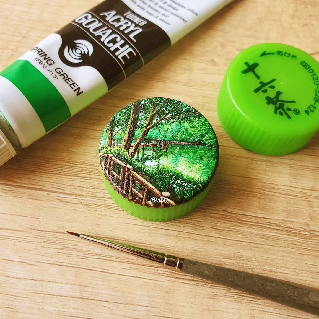 #みどりの日なので緑色の画像を貼る 

ペットボトルキャップに
井の頭公園を描きました