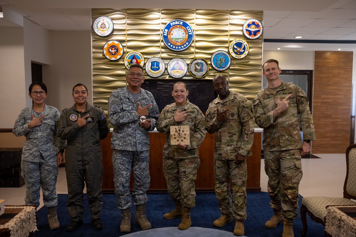 Balikatan 24: 🇺🇸 - 🇵🇭 U.S. Army leadership of the 1-1 ADA met with Philippine Air Force leadership of the 600th Air Base Group as an expression of gratitude for their ally’s hospitality during Exercise Balikatan 24 at Clark Air Base, Angeles, Philippines, April 30, 2024.