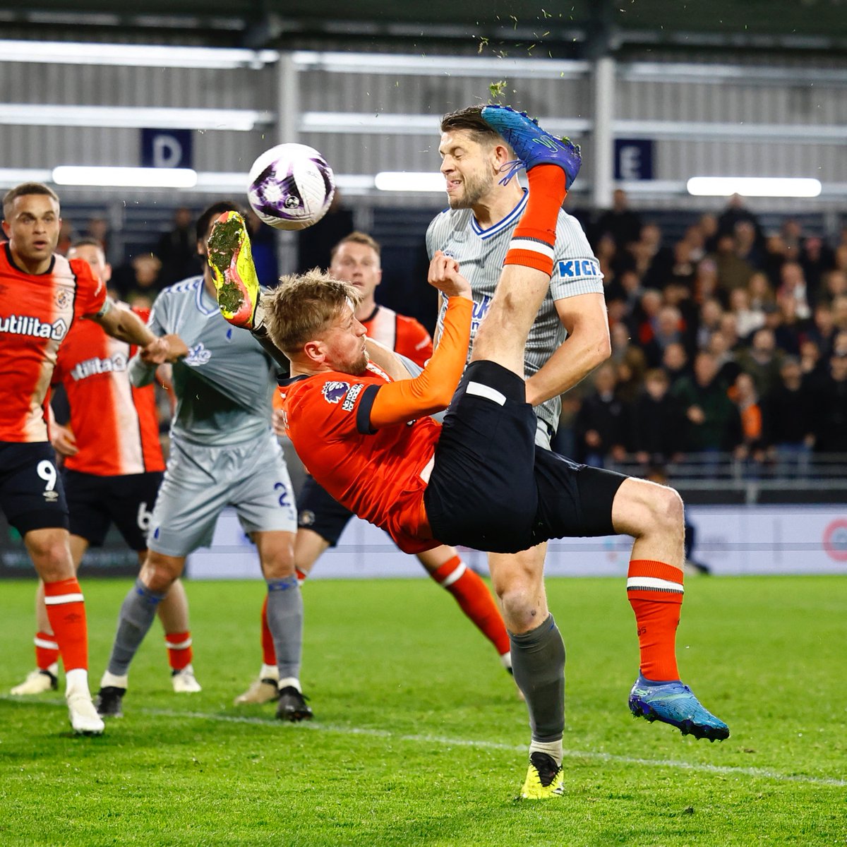 SoloFutbolPlus's tweet photo. #PremierLeague 🏴 | Jornada 36 📝
Luton Town 1️⃣-1️⃣ Everton
LUT: Adebayo 31'
EVE: Calvert-Lewin 24' (p)
#LUTEVE ⚽ https://t.co/hOWISJRxt2