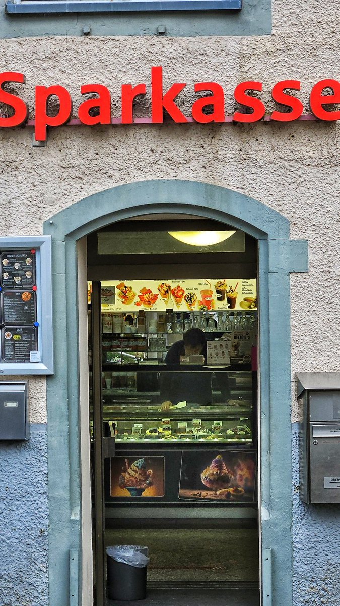 Man schließe die Sparkasse und mache eine Eisdiele daraus. Hagnau am Bodensee. So geht Sparkasse.