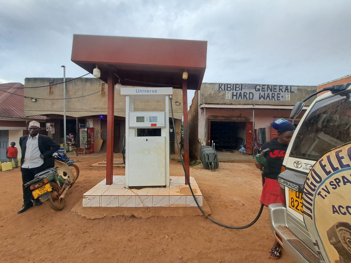 ウガンダの農村部のガソリンスタンド