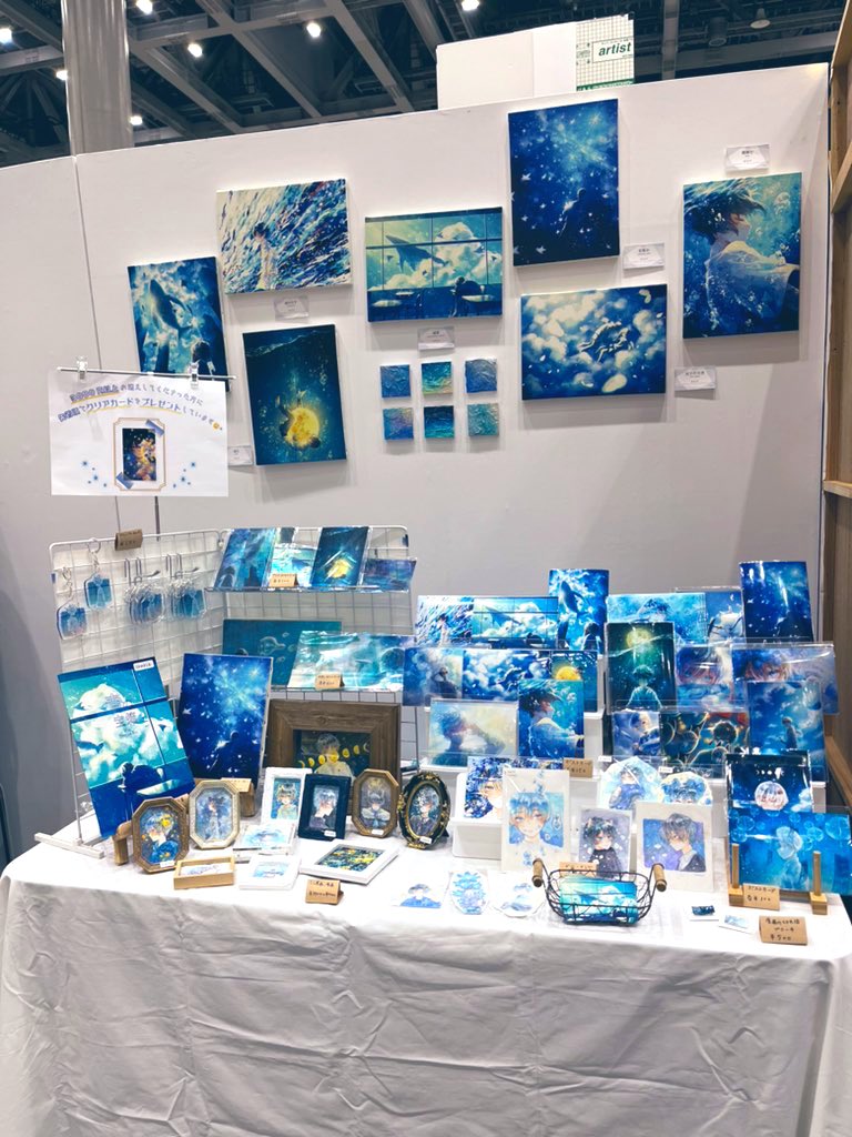 🐳お知らせ🐳
#デザフェス59 に出展します。
◆出展名:あおたま
◆出展日:両日
◆ブース番号:F-33

青と男の子のイラストグッズや原画などを持っていきます!(写真は前回のものです)

@designfesta 
#デザフェス59リポスト 