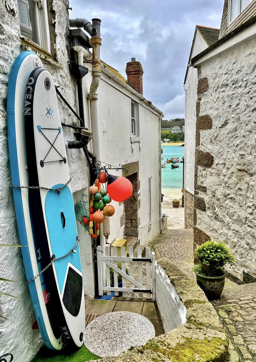 To the beach.
#cornwall #kernow #lovecornwall #uk #explorecornwall #cornishcoast #sea #ocean #visitcornwall #stives #stivescornwall #sky #pier #beach #surfing #surfboard #buoy 
 #spring #harbour #architecture #house #lighthouse #cottage #architecture #seaside @beauty_cornwall