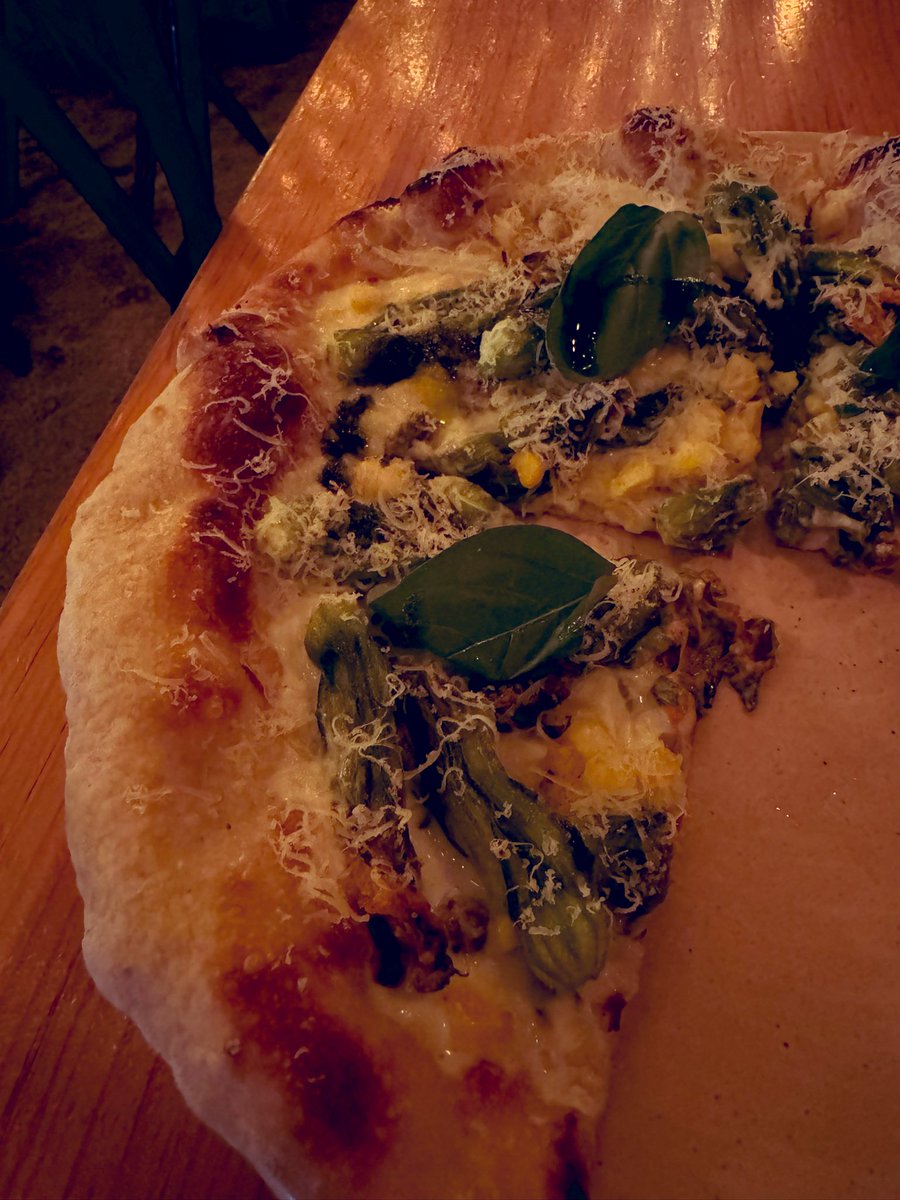 Pizza de flor de calabaza. @HusetRoma @MaycollCalderon Es un #Imperdible 👌🏻🔥❤️