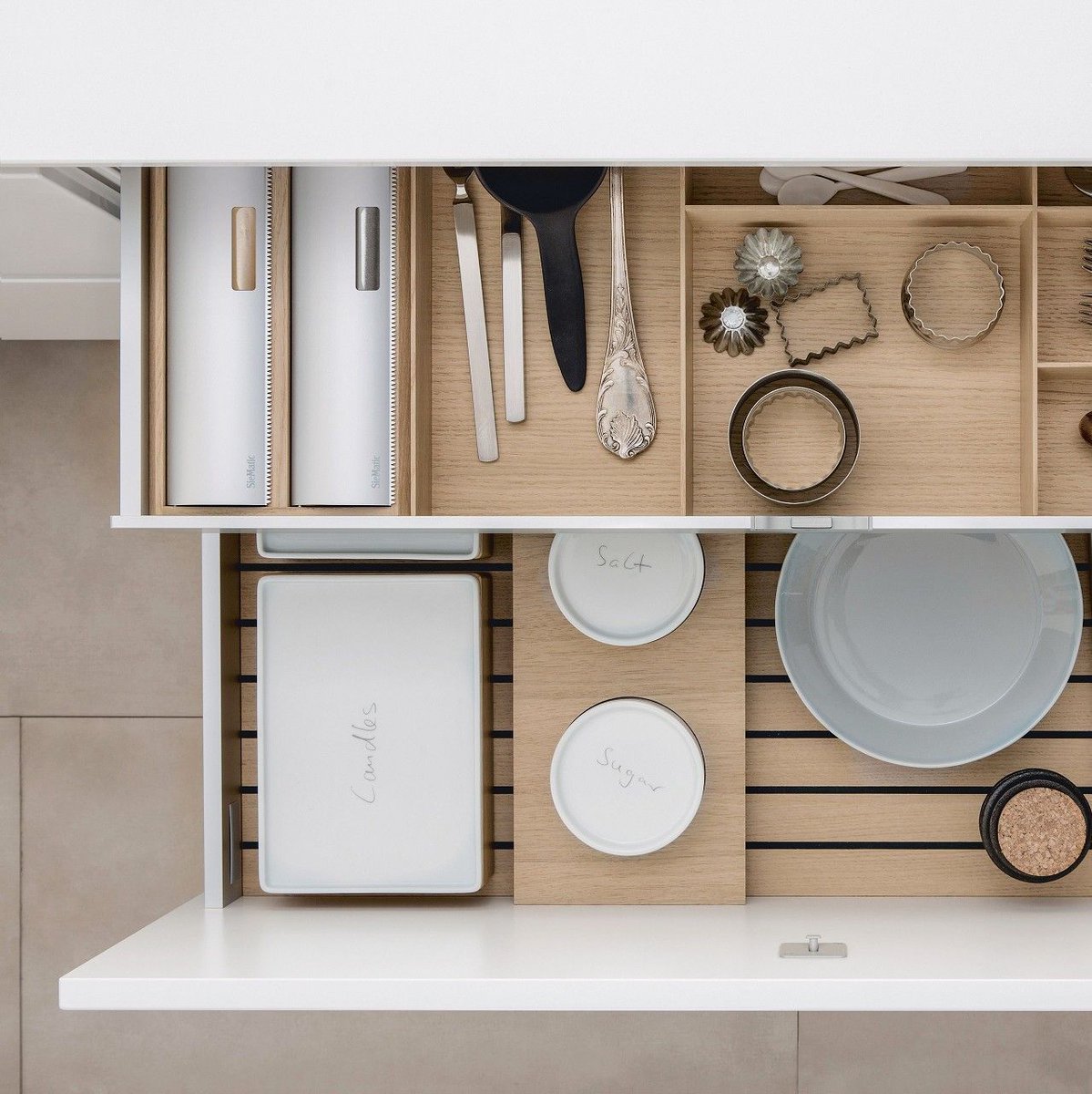 Creative chaos is always based on clear organization. The perfect kitchen fittings not only create space for storage but also for creativity. For all your kitchen utensils, but also for those personal items that make this kitchen your kitchen.