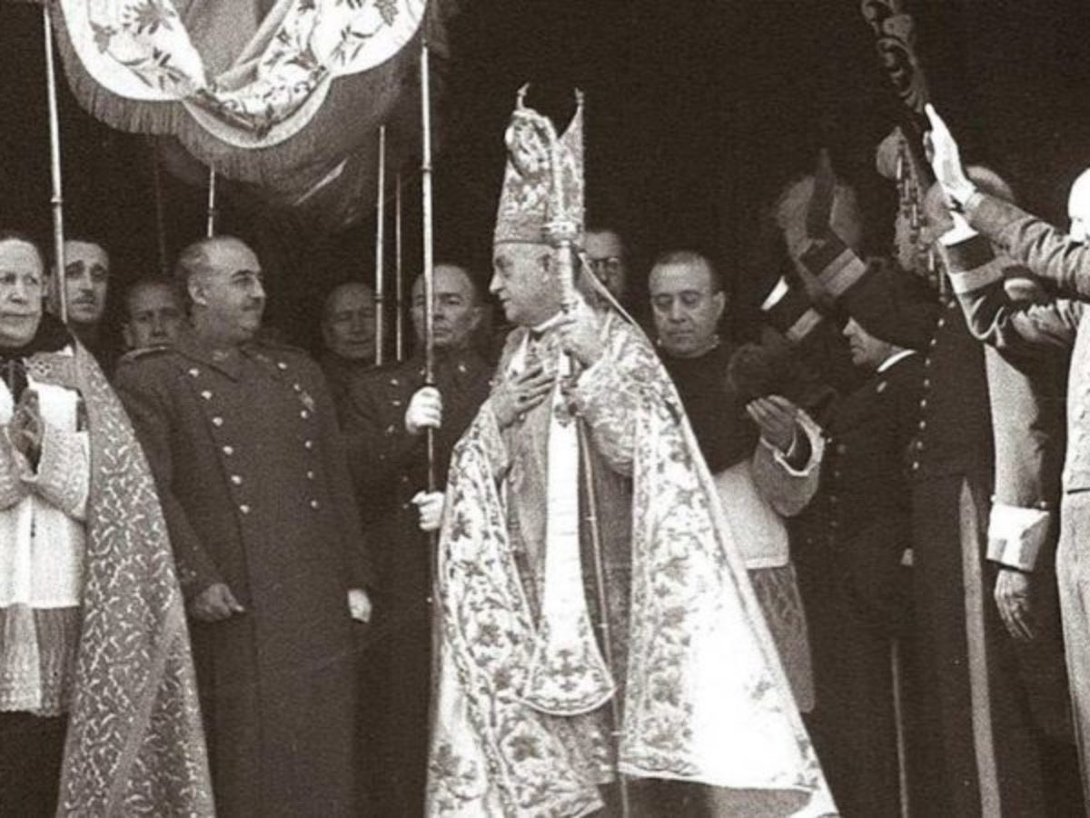 #taldiacomavui de 1938 el Vaticà legitimava el cop feixista a l’Estat espanyol reconeixent públicament la labor de la ‘Cruzada Nacional’. Al 1953, a més, van atorgar a Franco la Suprema Ordre de Crist pels seus serveis a l'Església, condecoració que encara no ha estat retirada.