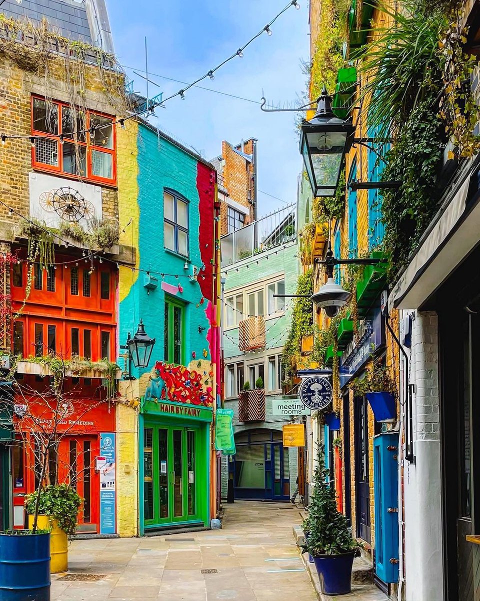 Neal’s Yard is a colourful corner tucked away in Covent Garden 🌈 [📸 @luke_through_my_lens] ow.ly/wR9Z50RtrZK #LetsDoLondon #VisitLondon