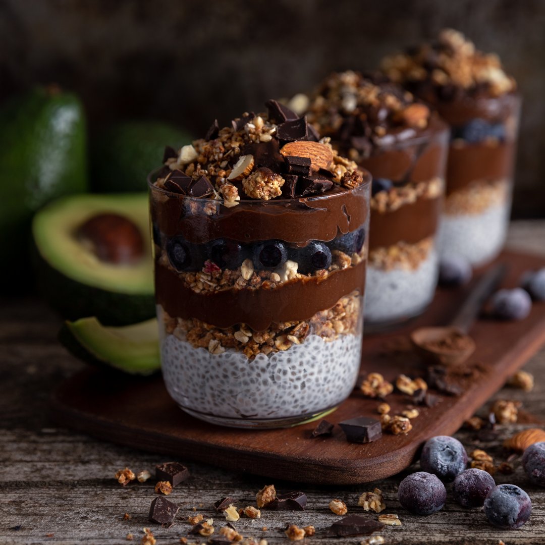 Chia & Chocolate Avocado Breakfast Cups - this may just be our favourite brekkie of all time. Delicious, filling and full of healthy fats! (plus it’s completely vegan 😉). Recipe: ow.ly/egeb50Rvz8I