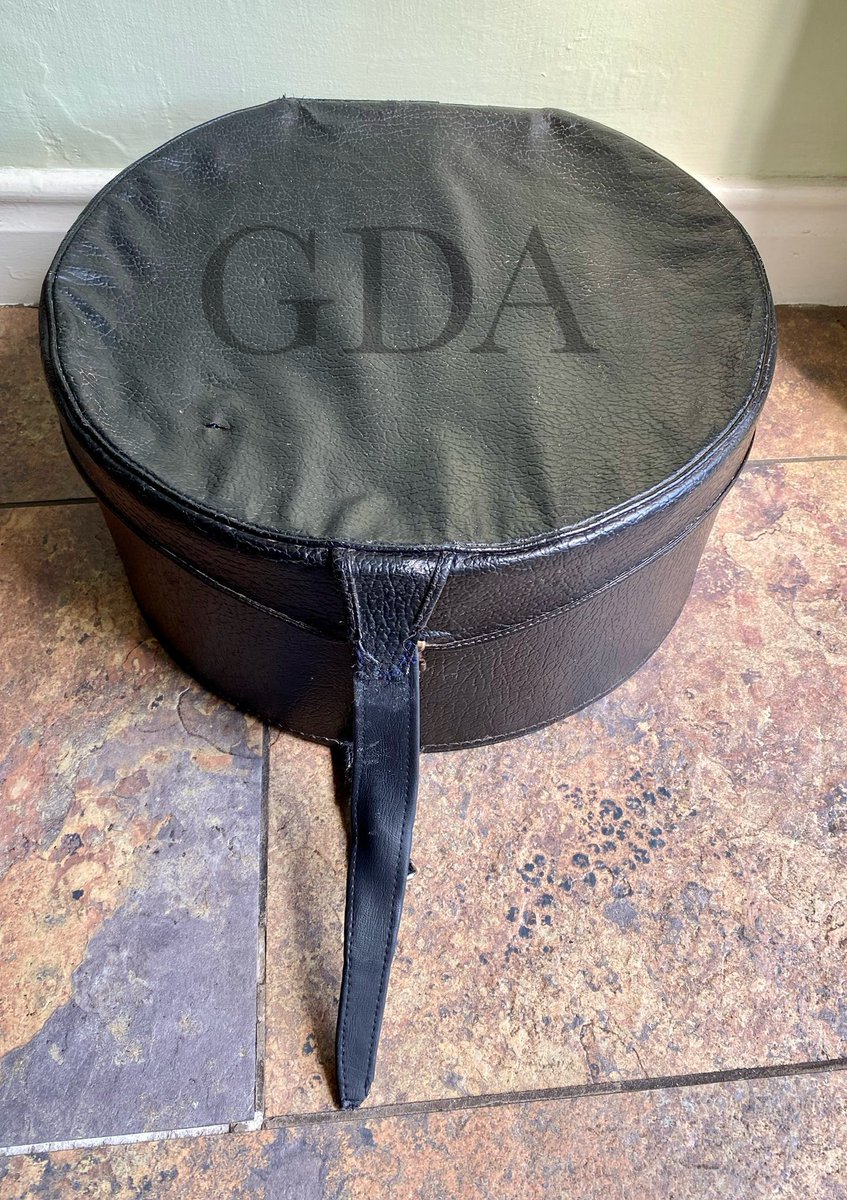 🖤🎩
Good morning #earlybiz 
A vintage lined hat box, a great display piece. Fully lined & with carry handle. 
See it and more at,
Dieudonneart.com/antiques

 #UKGiftHour #ukgiftam  #vintage #hats #boxes #collectables #1950s #uniquegifts #shopindie #decor #interiors #ukweekendhour