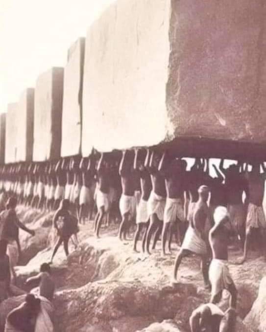 Photographie surprenante prise lors de la construction des pyramides d'Égypte en 1750 avant JC  ❤️