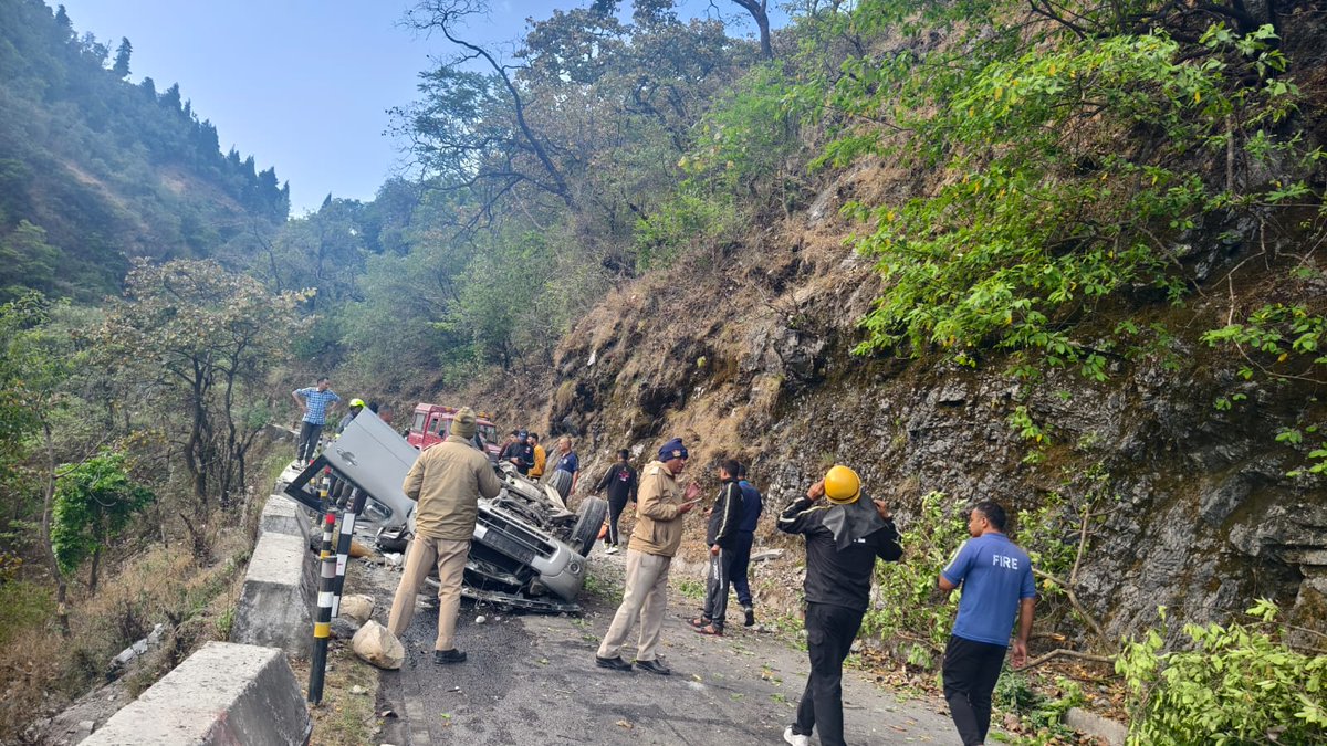 उत्तराखंड के मसूरी-देहरादून मोटर मार्ग पर झड़ीपानी के पास आज सुबह एक वाहन के पलटने से पांच लोगों की मृत्यु हो गई, जबकि एक अन्य गंभीर रूप से घायल हो गया। प्राप्त जानकारी के अनुसार इस हादसे में चार युवकों और एक युवती की मृत्यु हुई है। #accident @airnewsalerts @DDNewsHindi