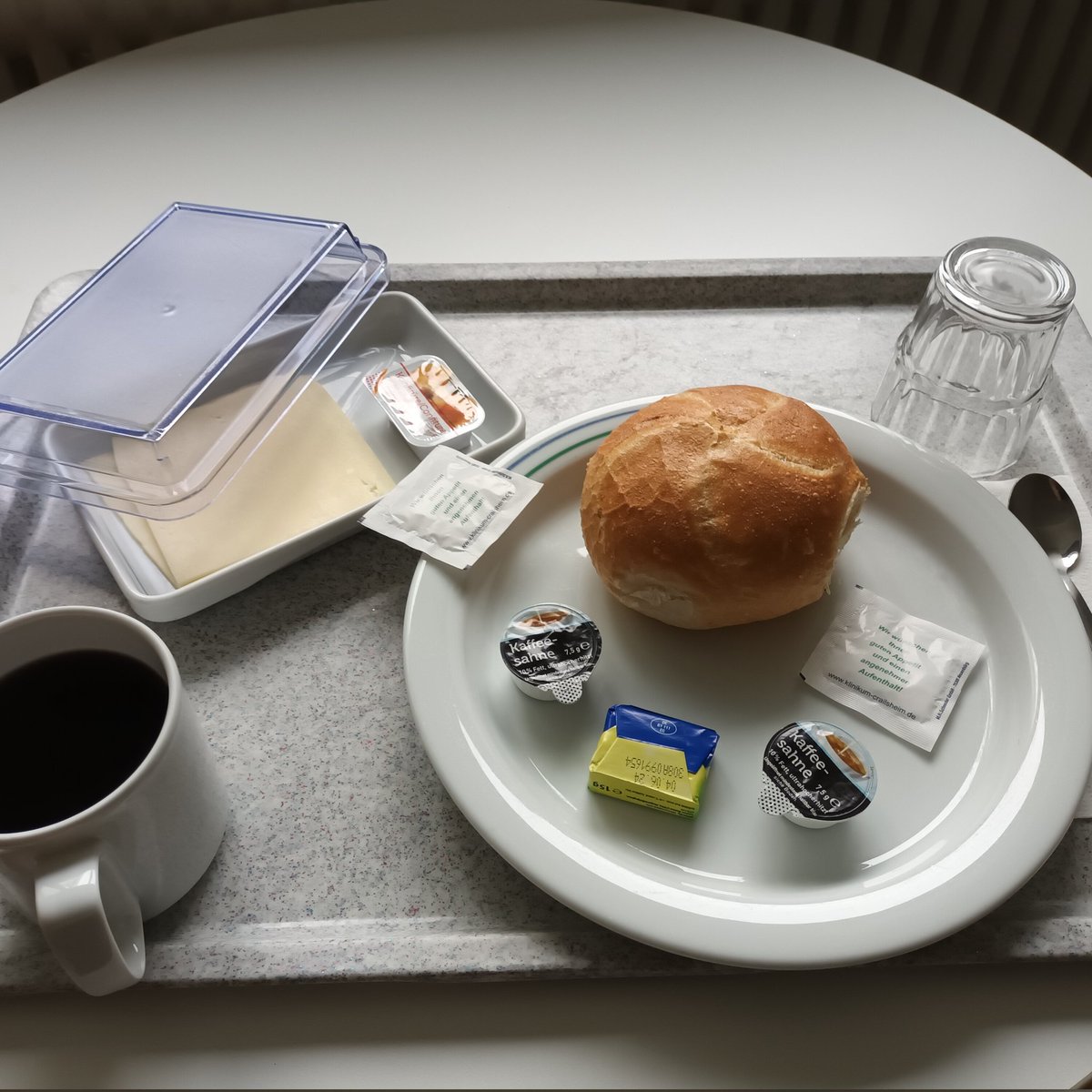 Wunderbar!😃 

Mein Frühstück im Krankenhaus 😊 
Das schafft keiner!🤣

Habt einen schönen Morgen mit einem ordentlichen Frühstück 😘