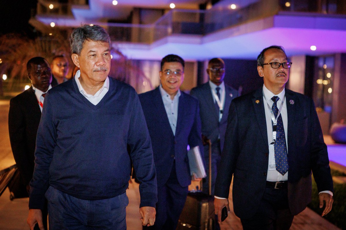 1/FM Dato’ Seri Utama Haji Mohamad Bin Haji Hasan has arrived in Banjul, the Republic of The Gambia to attend 15th Session of the Islamic Summit Conference from 4-5 May 2024. The Summit is themed “Enhancing Unity and Solidarity through Dialogue for Sustainable Development”.