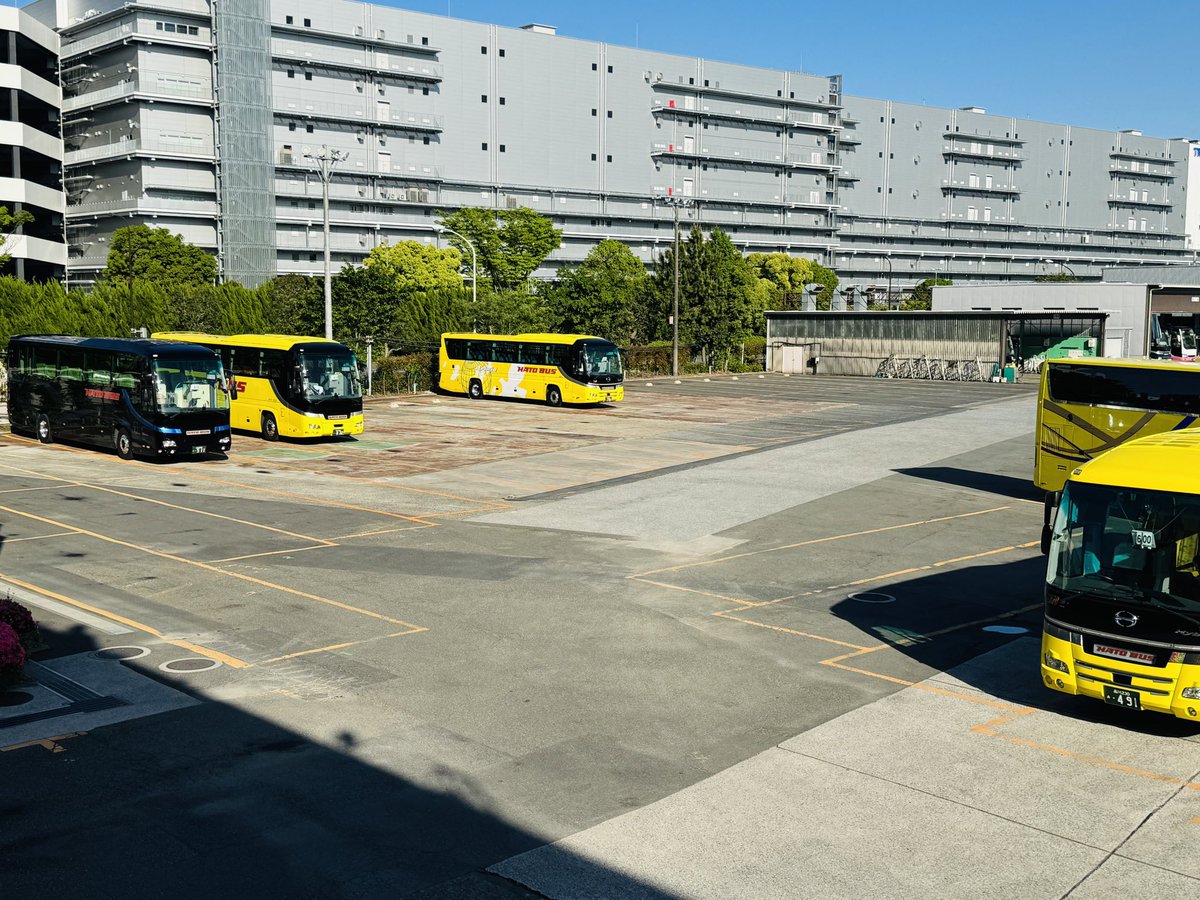 ✨ゴールデンウィーク✨ 皆さんいかがお過ごしでしょうか😋 はとバス車庫内の様子です🚌 たくさんのバスが都内を中心に元気に運行しております‼️ 見かけた方はいらっしゃいますか😍 東京駅から当日ご乗車できるコースもございます🙌 ご利用をお待ちしております🎶 hatobus.co.jp/tokyo?c_id=TW…