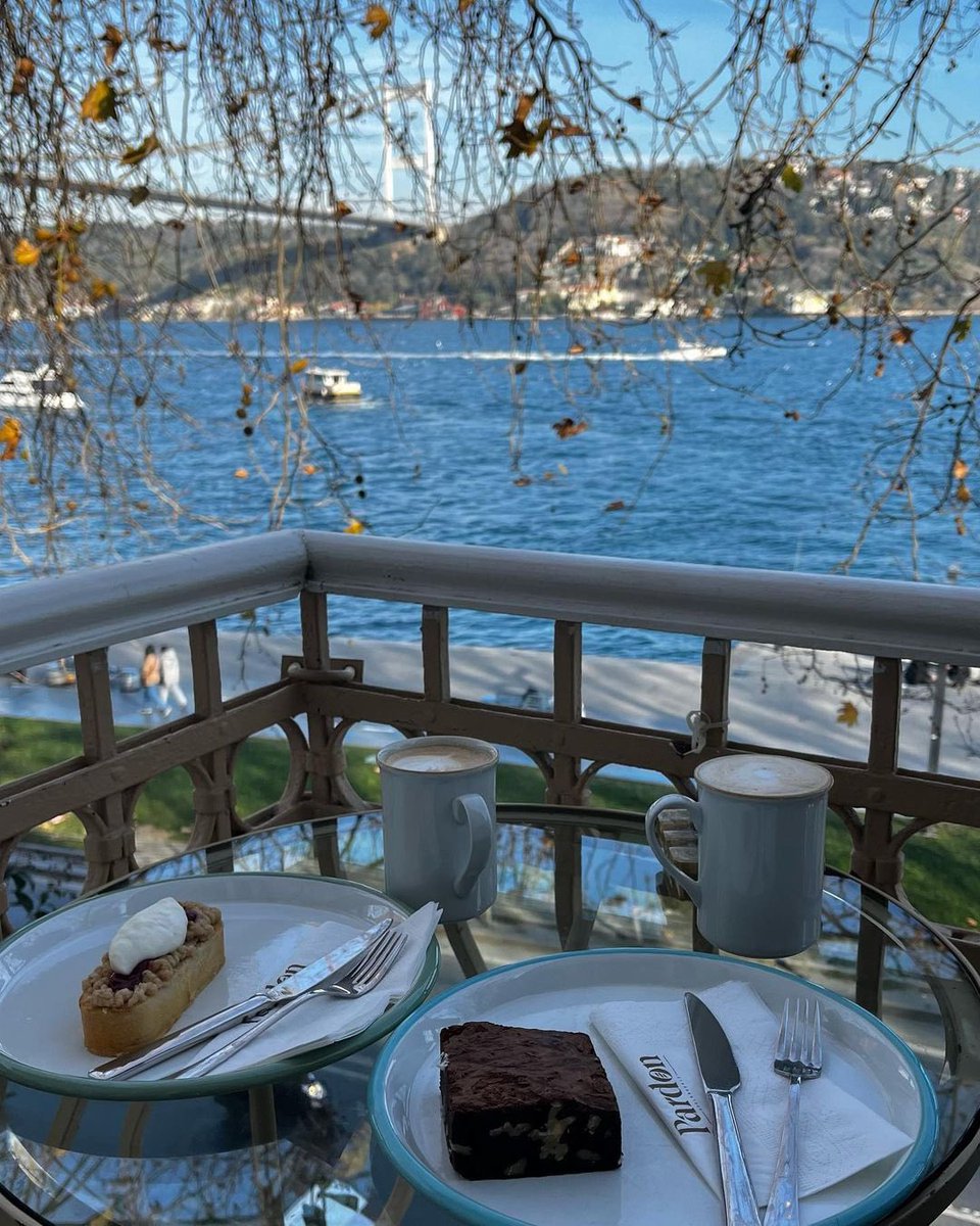 Sarıyer, Pardon Boulangerie’nin boğaza açılan balkonunda arkadaşlarınla kahve iç.