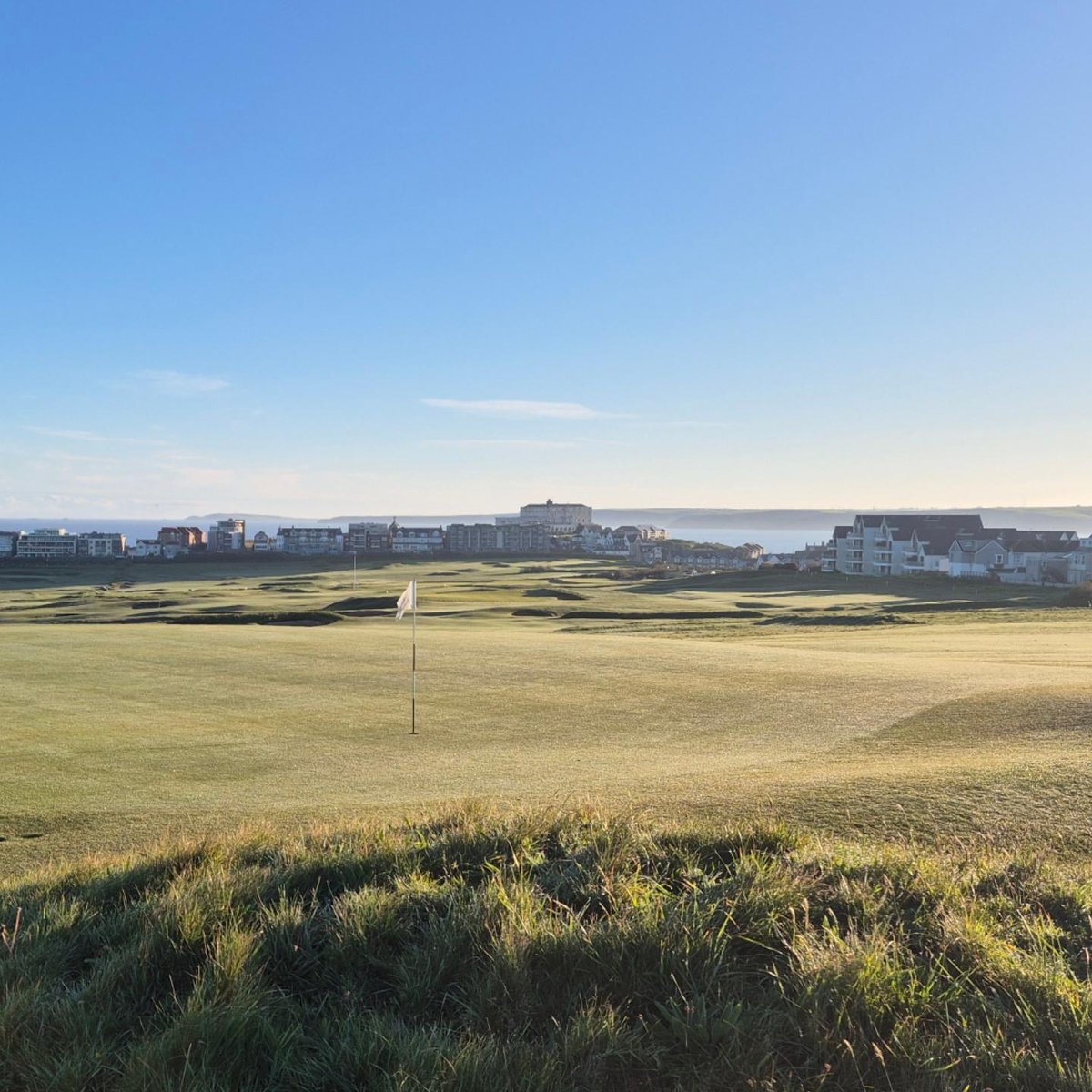 Beautiful morning 😎 Good luck to @chuckiep32 who starts his term as club captain with his drive in later this morning. #linksgolf #greenkeeping #newquaygolfclub