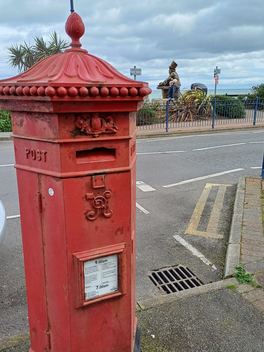 My first genuine (I think) Penfold in Llandudno for ##PostboxSaturday 📮

...and that's the Mad Hatter from Alice in Wonderland in the background