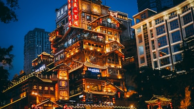 Yunming Wang ©️ Unsplash | #photograpy #streetphotography #urbanphotography #architectualphotography #nightphotography #cityphotography #designphotography