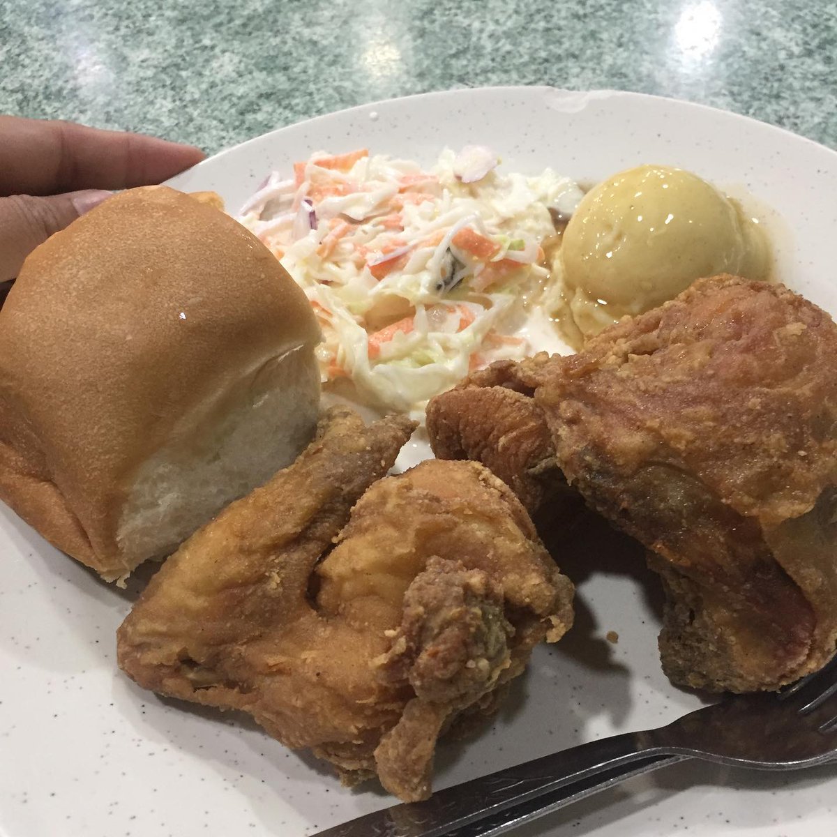 @shmrlwn Nak tgk org kita berniaga lama bertahan pasal sedap, harga berpatutan dan servis baik,boleh ambil contoh FC Chicken Kompleks PKNS Shah Alam.
RM12.50 dua ketul dgn coleslaw,mashed potato & bun
RM14.50 dua ketul dgn coleslaw,mashed potato & bun
ayam goreng dia mmg lejen crispy!