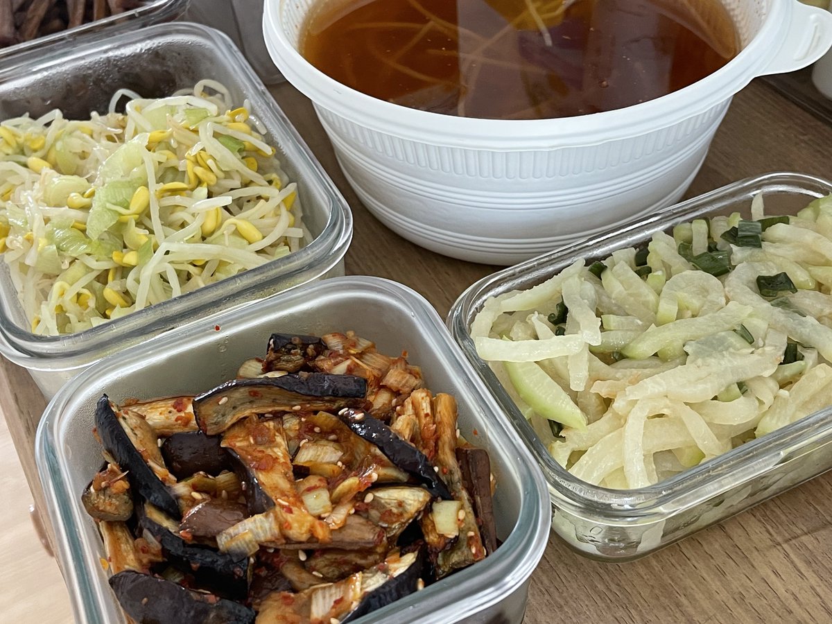 만원의 행복 ❤️

무애호박짜글이 매운콩나물국
우엉조림 콩나물무침 무나물 구운가지무침

휴일을 맞아 국이랑 반찬 만들었다 전부 비건!! 2주 정도는 밥 든든히 챙겨 먹겠군 ㅎㅎ