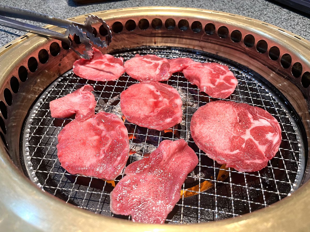 昨日京都の伏見稲荷大社に行きました🦊暑かったけどぶどう飴美味しかったし帰りにずっと食べたかった焼肉を食べました··！🤤