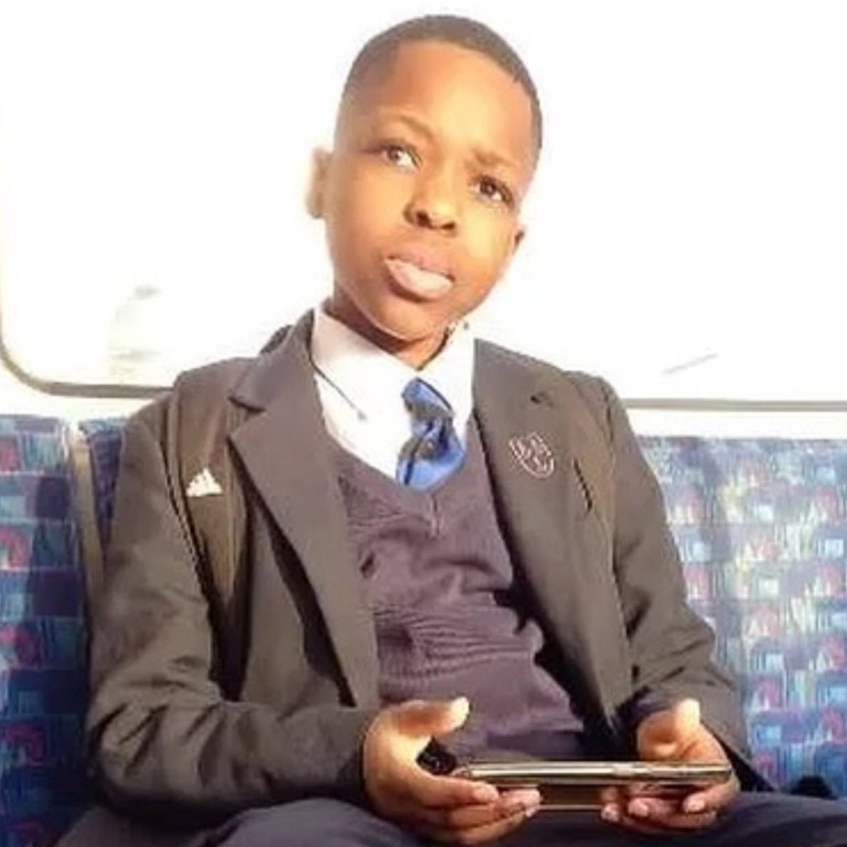 🚨 Arsenal will honor Daniel Anjorin, the 14-year-old Arsenal supporter who was tragically killed in a sword attack in north east London. The club and fans will pay their respects to Daniel at the game against Bournemouth today. 🙏😔 (Source: @TheAthleticFC)