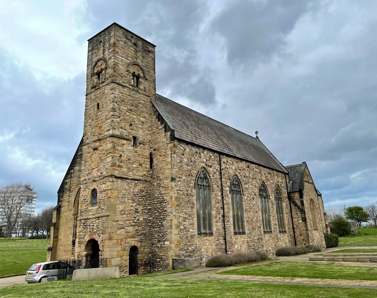 St Peter’s Church at Monkwearmouth in Sunderland. The church was founded in 674-5 as part of the double monastery of Wearmouth-Jarrow founded by Benedict Biscop, and home to the Venerable Bede. The tower porch dates to the original foundation. #SteepleSaturday 📸 My own.