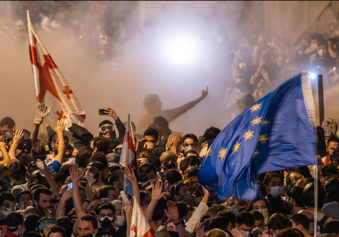 Quelle photo ! En France le drapeau européen fait souvent bailler sur les affiches. Mais en Géorgie, les jeunes manifestants savent pourquoi ils le brandissent, contre la volonté de Poutine de mettre la main sur leur patrie. Ils connaissent le prix de la liberté. Photo @GAMZIRI24