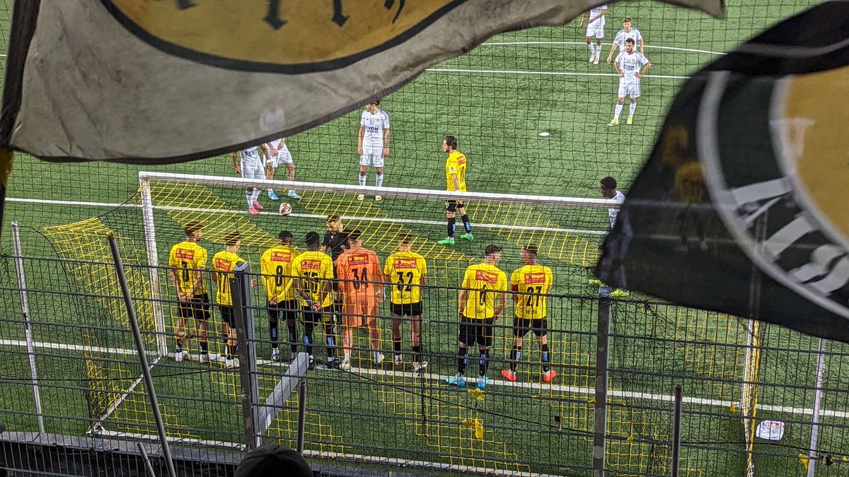 Die heutige Geschichte ist schnell erzählt. Der FC Schaffhausen spielt, Nyon geht in Führung. Bobagoal gleicht per Kopf aus, der FCS müsste aber ein, zwei weitere Tore machen. Stattdessen wehrt man sich erfolgreich gegen einen indirekten 
Freistoss aus 5 m. #disgälschwarz