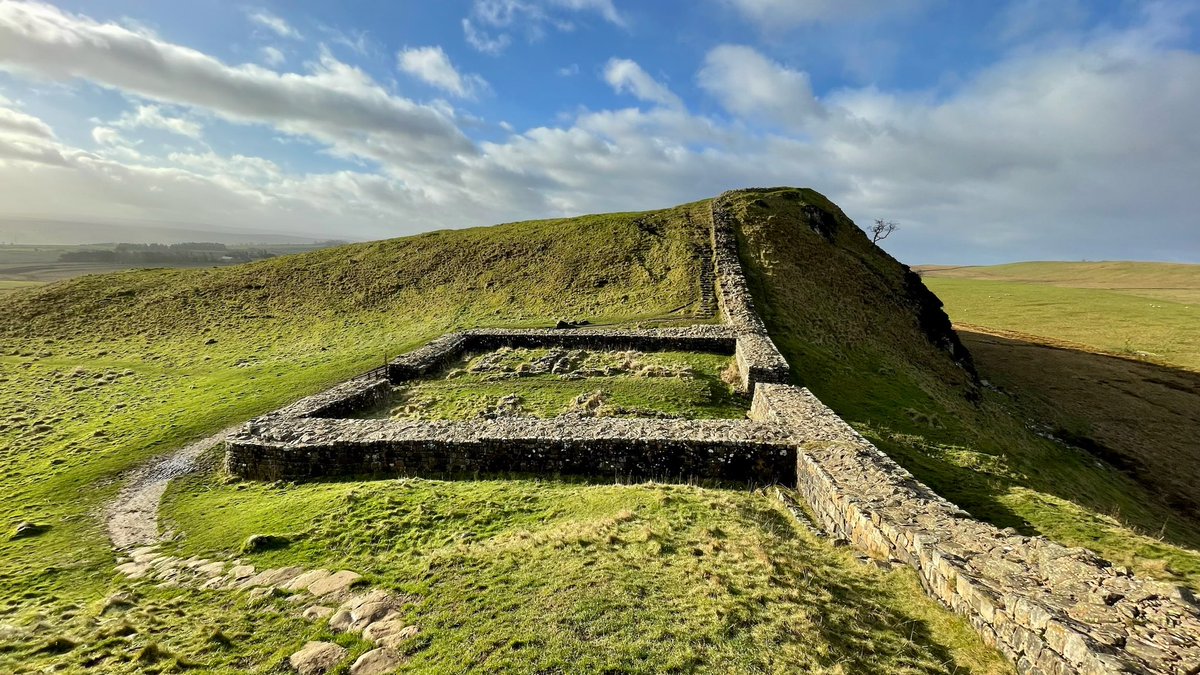 The remains of Milecastle 39 on Hadrian’s Wall in Northumberland (located to the northeast of Once Brewed). Milecastles helped to control access through the wall. #RomanSiteSaturday #RomanBritain #HadriansWall 📸 My own.