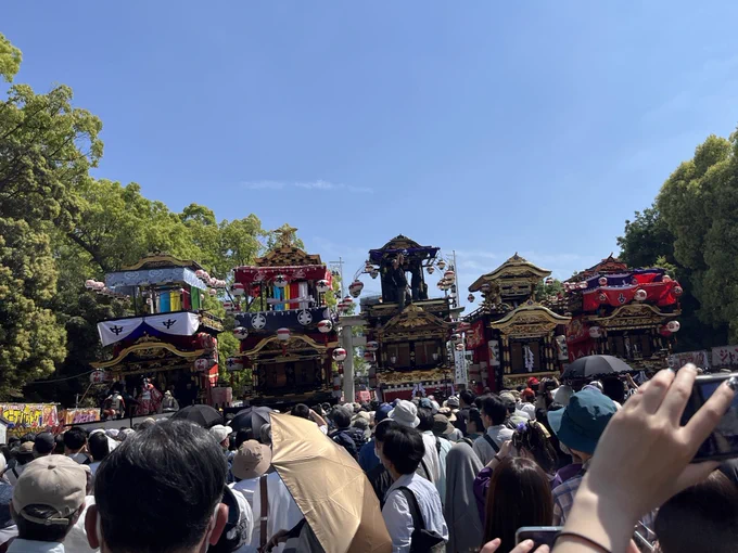 知立祭り行ってきたんだけど、こんなすごかったっけ…こんなすごかったっけ…?ってびっくりした。子供の頃行った時は屋台の記憶しかなくて…フライドポテト食ってて…縁日の記憶しかねぇ〜〜〜だったのでユネスコ登録されるだけのことはあったんだな…と今更知ったのだった
