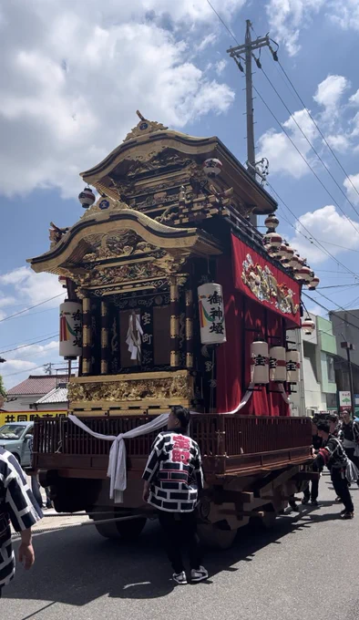 知立祭り行ってきたんだけど、こんなすごかったっけ…こんなすごかったっけ…?ってびっくりした。子供の頃行った時は屋台の記憶しかなくて…フライドポテト食ってて…縁日の記憶しかねぇ〜〜〜だったのでユネスコ登録されるだけのことはあったんだな…と今更知ったのだった