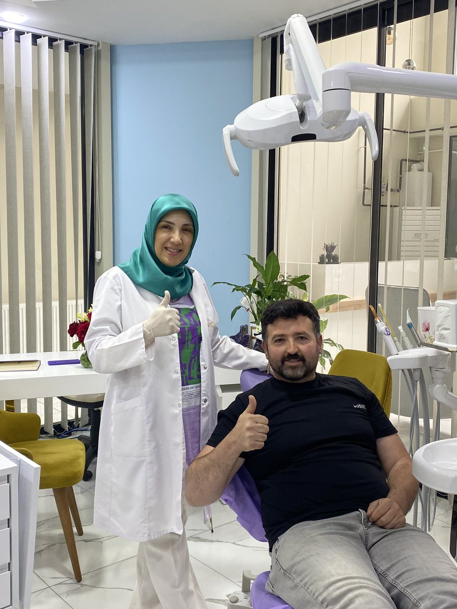 Dişhekimi fobisini yenmesine yardımcı olduğumuz ve sakin kişiliği ile bize uyumlu bir çalışma alanı oluşturan kıymetli Metin Beyle yoğun bir haftanın ardından hafta sonuna gülümseme ile başlıyoruz… Kolaylıkla, huzur ve afiyetle devam etsin günler inşallah.🙏😇 #iyileşiyoruz