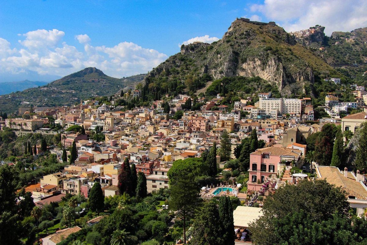 Another week end is near. Vi suggest you a timeless classic.. #Taormina visitsicily.info/en/localita/ta… 📷 Sudarshan Ruikar #visitsicilyinfo